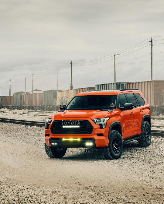 Фото дисков HF6-4 Глянцевый темный лак на Toyota Sequoia III
