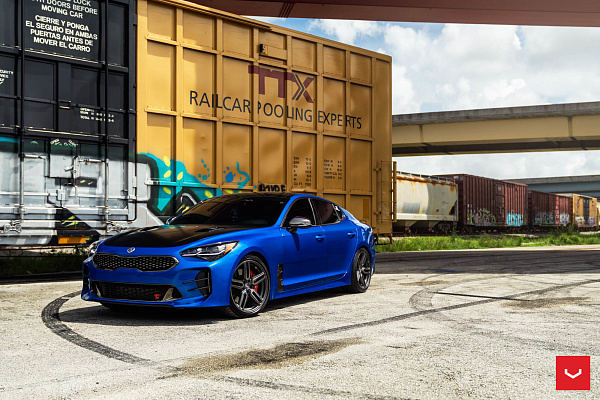 Фото дисков Vossen HF-1 Сатиновый графит на Kia Stinger