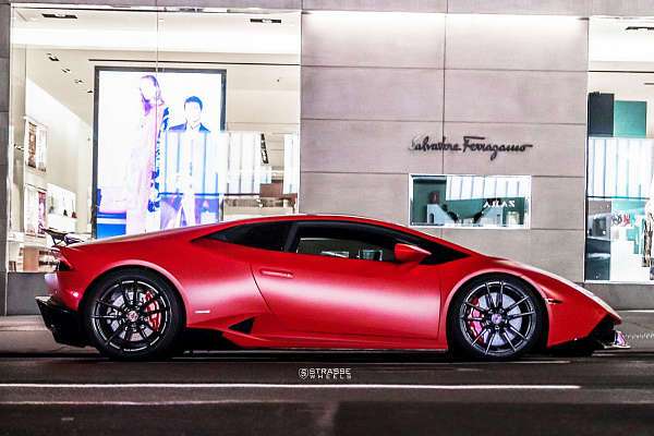 Фото дисков Strasse Wheels SV1 Deep Concave Monoblock Черный глянец на Lamborghini Huracan