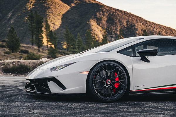 Фото дисков Brixton Forged PF10 Черный сатин на Lamborghini Huracan