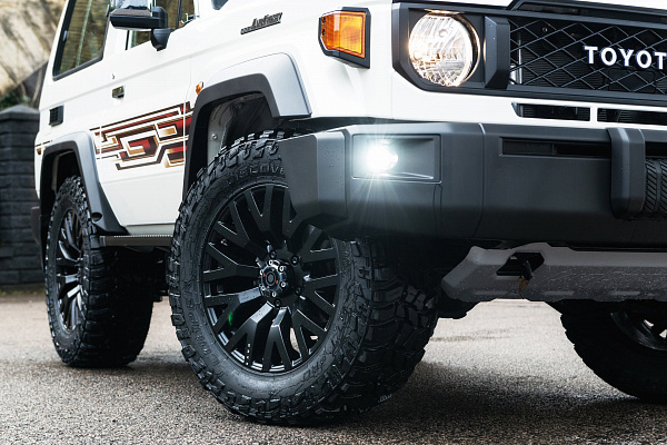 Фото дисков Kahn G22 DC Черный сатин на Toyota Land Cruiser 70