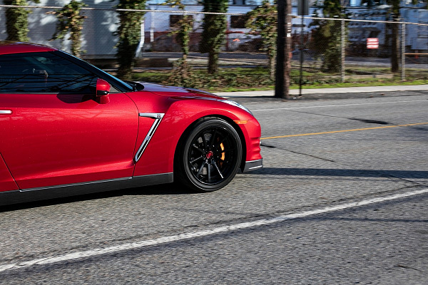 Фото дисков Strasse Wheels R10 Deep Concave FS Черный глянец на Nissan GT-R
