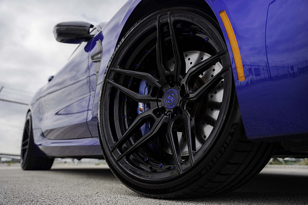 Фото дисков Strasse Wheels SV4 Deep Concave Duoblock Черный глянец на BMW 8/M8