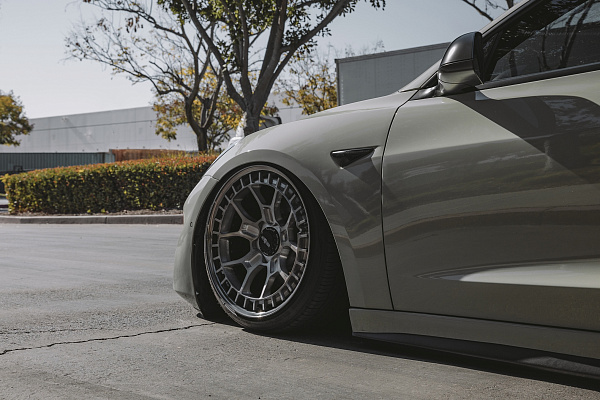 Фото дисков Rotiform ZMO-M Сатиновый графит на Tesla Model 3