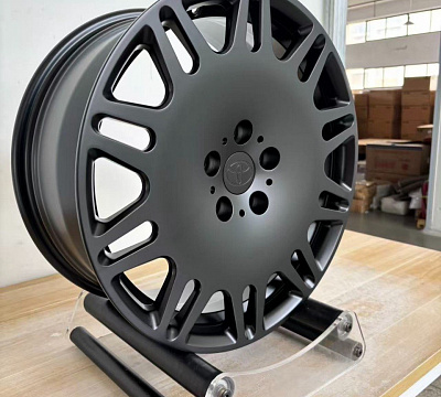 18" кованые диски в черном сатине