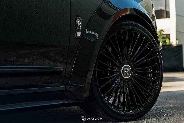 Фото дисков Anrky RF-230 Черный глянец на Rolls-Royce Cullinan