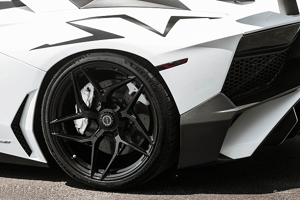 Фото дисков Brixton Forged PF5 Черный глянец на Lamborghini Aventador