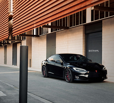 Фото дисков Strasse Wheels SM7T Deep Concave на Tesla Model S