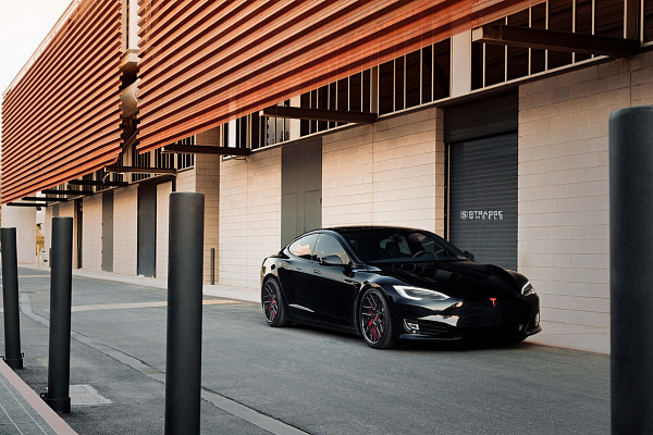 Фото дисков Strasse Wheels SM7T Deep Concave Черный глянец на Tesla Model S