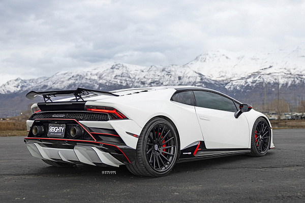 Фото дисков Strasse Wheels SV15T Deep Concave FS Черный матовый на Lamborghini Huracan