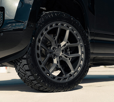 Фото дисков Vossen UV-X на Land Rover Defender II