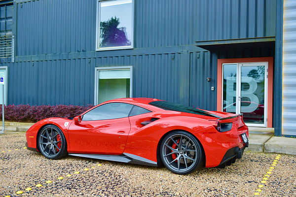 Фото дисков HRE P101 Сатиновый графит на Ferrari 488