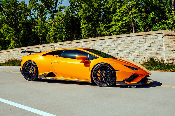 Фото дисков Strasse Wheels SV10M Deep Concave FS Черный глянец на Lamborghini Huracan