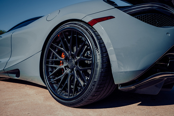 Фото дисков Strasse Wheels SV10M Deep Concave FS Черный сатин на McLaren 720S