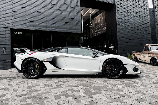 Фото дисков Brixton Forged PF5 Черный глянец на Lamborghini Aventador