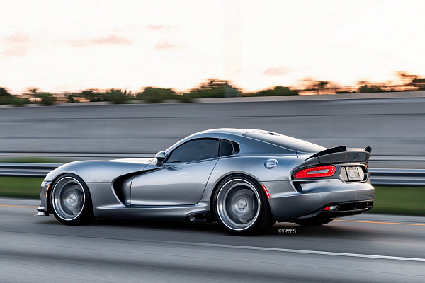 Фото дисков Strasse Wheels SM6R Deep Concave FS Глянцевый лак на Dodge Viper