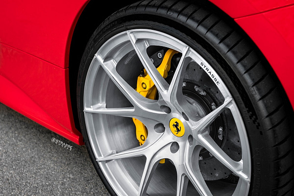 Фото дисков Strasse Wheels SM5R Deep Concave Monoblock Глянцевый лак на Ferrari 488