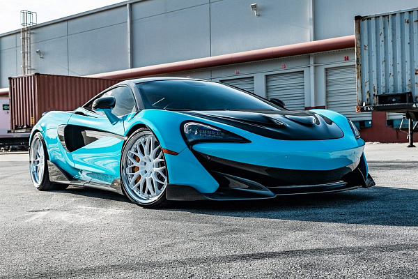 Фото дисков Anrky RS1 Белый глянец на McLaren 600