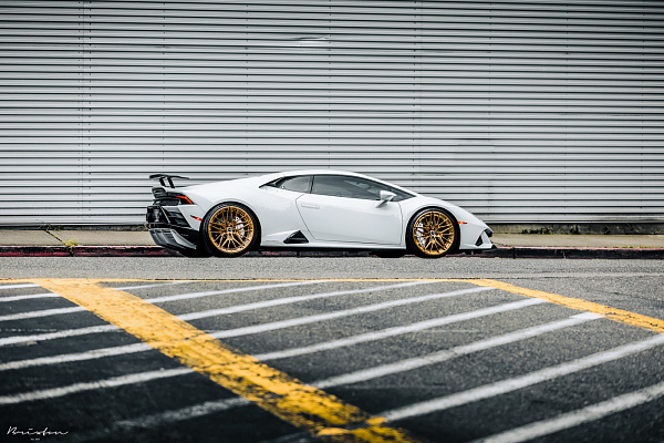 Фото дисков Brixton Forged VL4 Глянцевое темное золото на Lamborghini Huracan