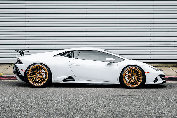 Фото дисков Brixton Forged VL4 Глянцевое темное золото на Lamborghini Huracan