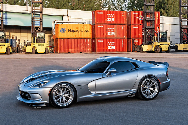 Фото дисков Strasse Wheels SM6R Deep Concave FS Глянцевый лак на Dodge Viper