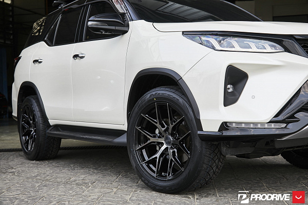 Фото дисков Vossen HF6-4 Глянцевый темный лак на Toyota Fortuner II