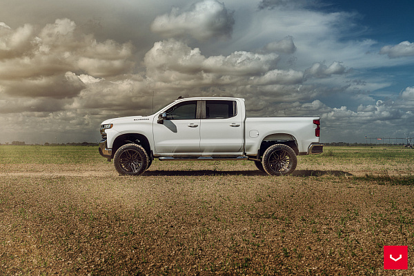 Фото дисков Vossen HF6-5 Черный глянец на Chevrolet Silverado IV