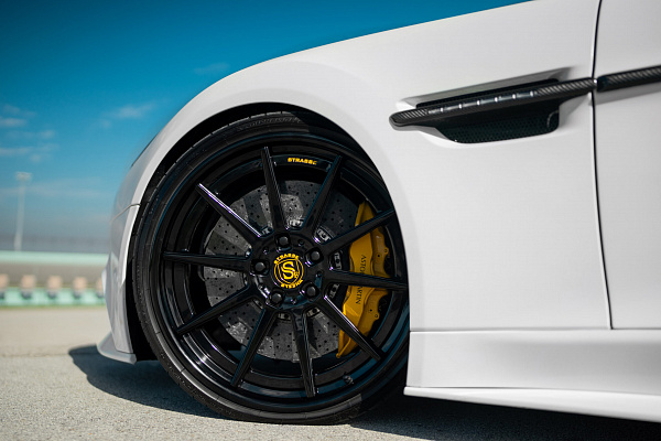Фото дисков Strasse Wheels R10 Deep Concave FS Черный глянец на Aston Martin Vanquish 2