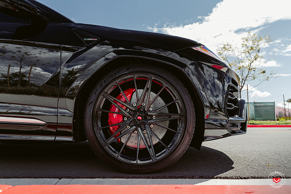 Фото дисков Vossen M-X6 Черный глянец на Lamborghini Urus