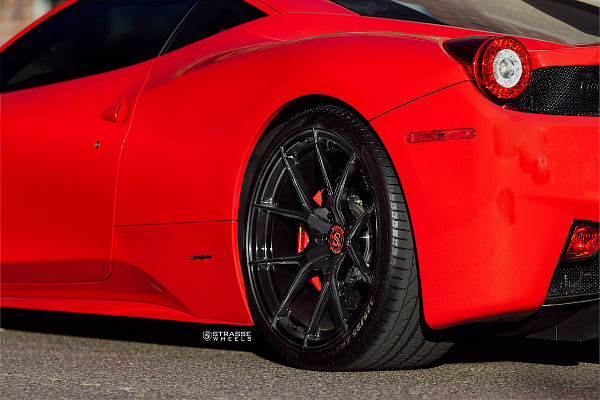 Фото дисков Strasse Wheels SM5R Deep Concave Monoblock Черный глянец на Ferrari 458