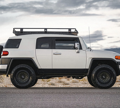 Фото дисков Black Rhino BARRICADE на Toyota FJ Cruiser