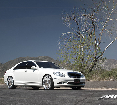 Фото дисков MRR HR3 на Mercedes-Benz S-Class (W221)