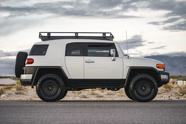 Фото дисков Black Rhino BARRICADE  на Toyota FJ Cruiser