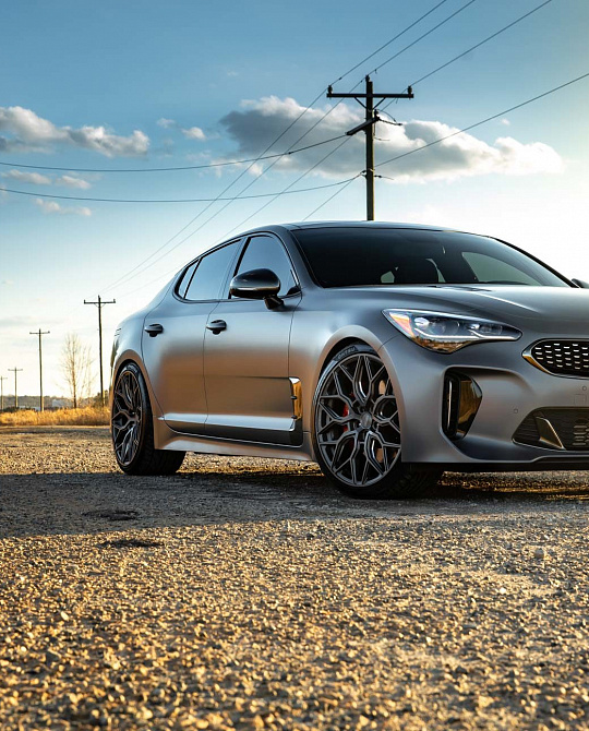 Фото дисков HF-2 Сатиновый графит на Kia Stinger