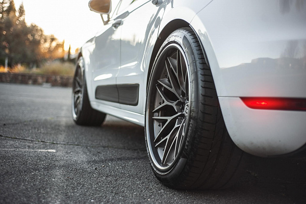 Фото дисков HRE S200 Сатиновый графит на Porsche Macan I