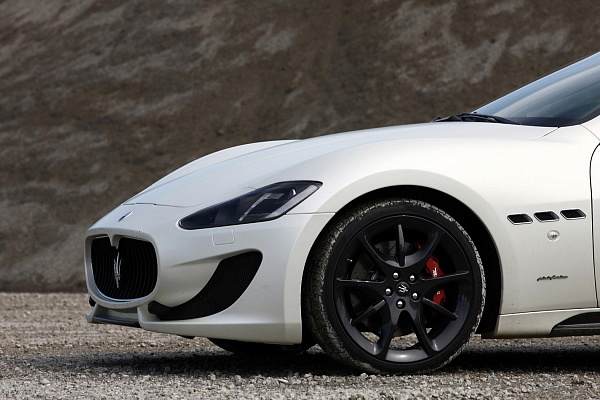 Фото дисков Maserati ASTRO Черный глянец на Maserati GranTurismo I
