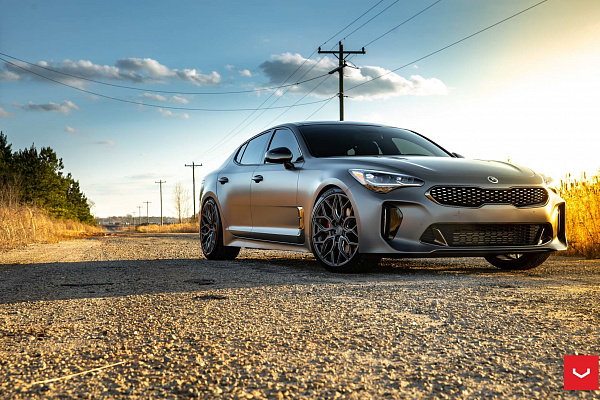 Фото дисков Vossen HF-2 Сатиновый графит на Kia Stinger