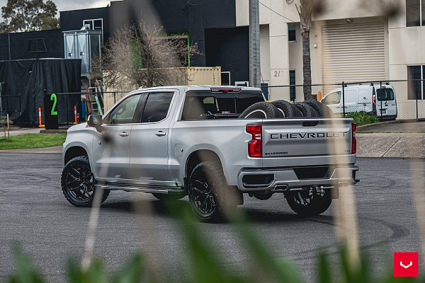 Фото дисков Vossen HF6-4 Черный глянец на Chevrolet Silverado IV