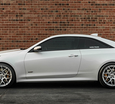 Фото дисков HRE FF01 на Cadillac ATS