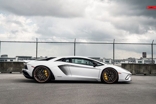 Фото дисков Anrky AN36 Сатиновая темная бронза на Lamborghini Aventador