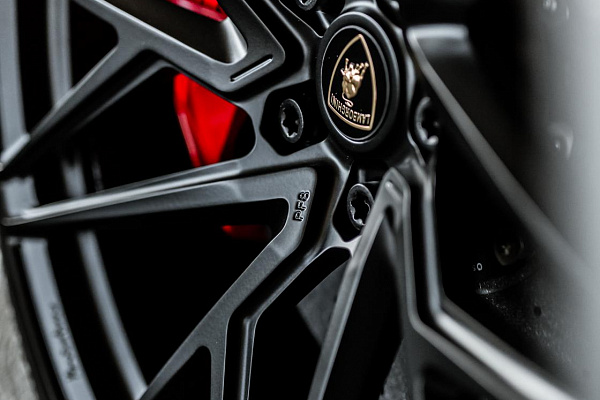 Фото дисков Brixton Forged PF8 Черный сатин на Lamborghini Urus