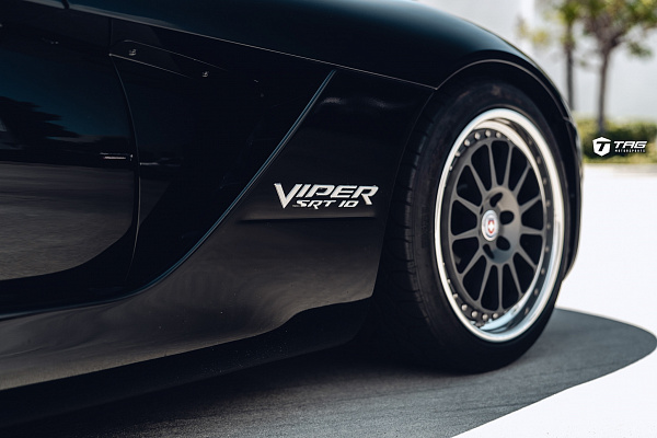 Фото дисков HRE 303 Сатиновый графит на Dodge Viper