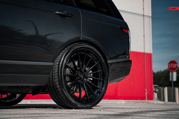 Фото дисков Anrky AN39 Черный глянец на Range Rover IV