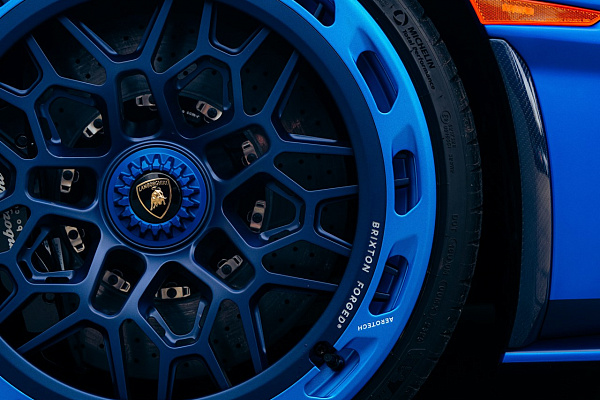 Фото дисков Brixton Forged FDE06 Aerotech Синий сатин на Lamborghini Huracan
