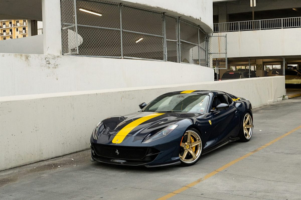 Фото дисков Anrky AN35 Глянцевое золото на Ferrari 812
