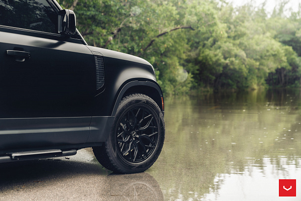 Фото дисков Vossen HF-2 Черный глянец на Land Rover Defender II