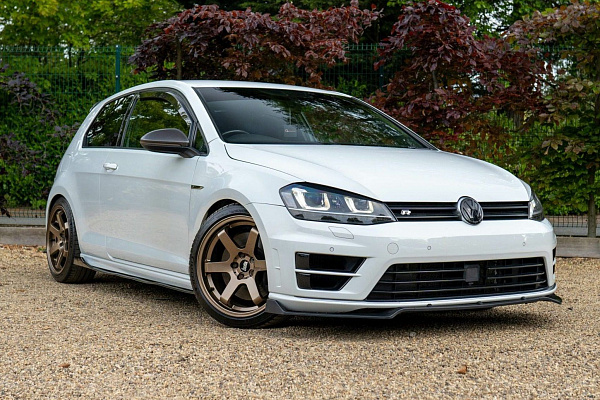 Фото дисков Bola B1 Глянцевое темное золото на Volkswagen Golf VII