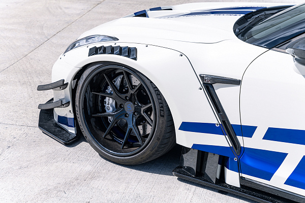 Фото дисков Strasse Wheels SM5R Deep Concave FS Черный глянец на Nissan GT-R