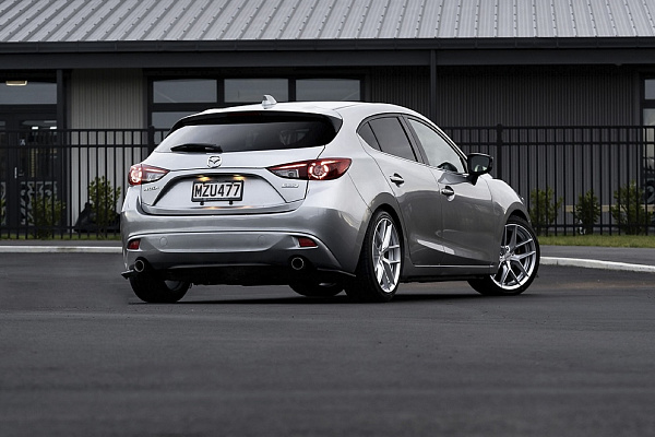 Фото дисков Rotiform FLG Серебро на Mazda 3 III