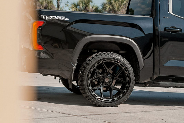 Фото дисков 4PLAY 4P55 Черный глянец на Toyota Tundra III